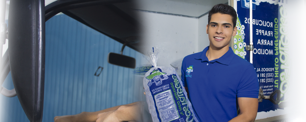 Jóven sosteniendo bolsa de Hielo Costalegre